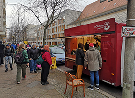 Weihnachtsessen 2020_Foodtruck der Johannesstift Diakonie macht Halt in der Zelterstrasse